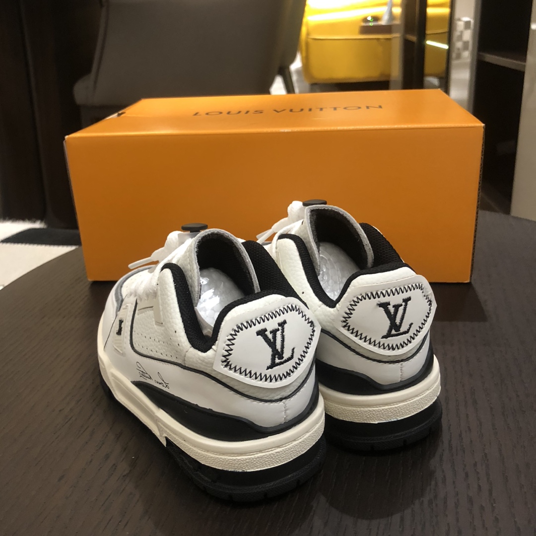 Children's shoes child